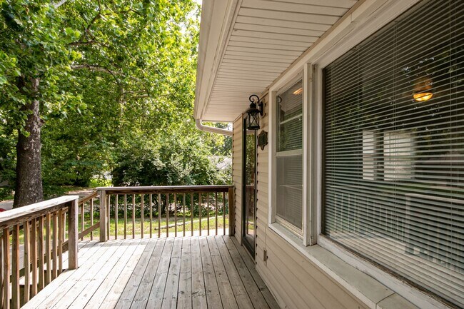 Building Photo - Great 5 Bedroom on East Side of Campus