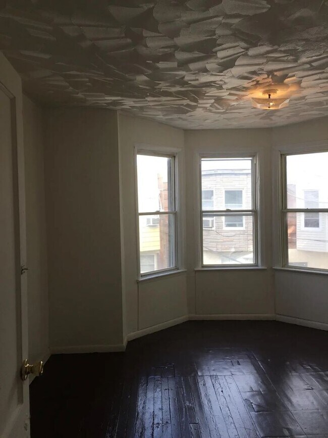 Foto del edificio - 2 Bedroom Available Now