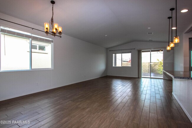 Foto del edificio - 1356 Warbler Wy