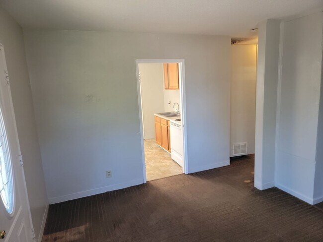 Foto del edificio - 2 bedroom 1 bath brick apt