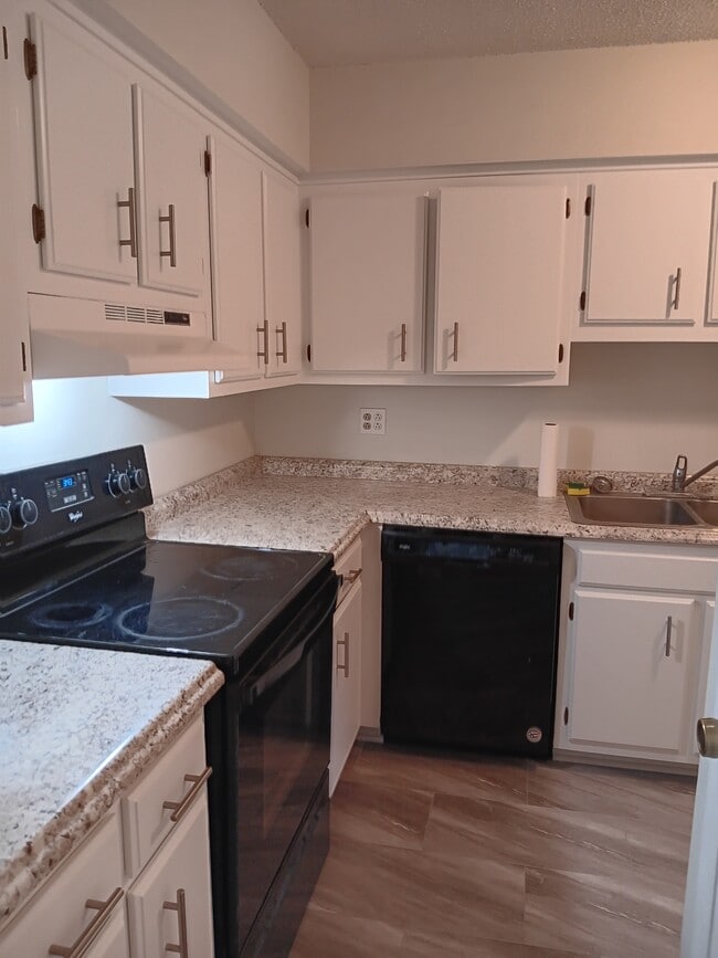 Building Photo - 515 Basswood Ave