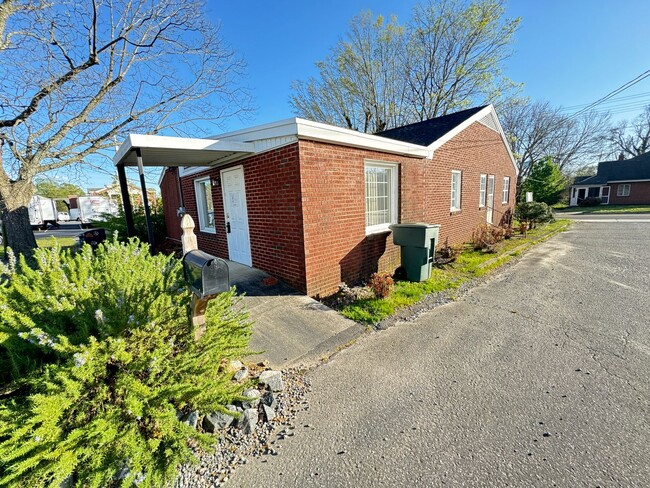 Foto del edificio - 1500 Sq ft Office Space Downtown Mooresville