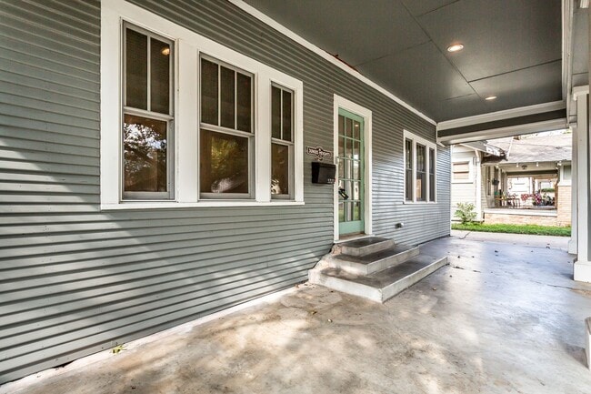 Foto del edificio - 2/2 Junius Heights Charmer with Modern Updates