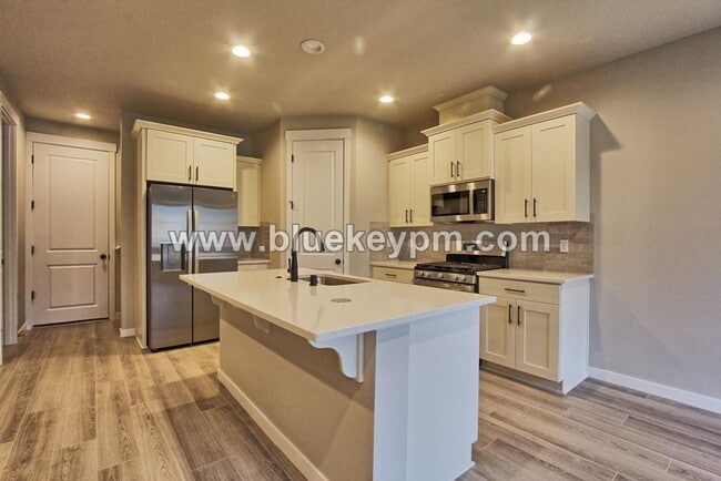 Building Photo - 3 Bed, 2.5 Bath Townhome Near WSU and Legacy Salmon Creek