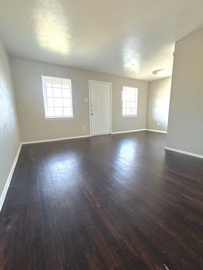 Interior Photo - Oak Lawn Place: Leasing Specials! Corsicana