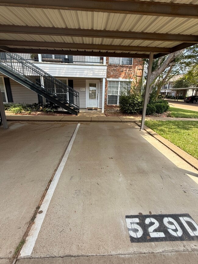 Building Photo - 529 Versailles Blvd