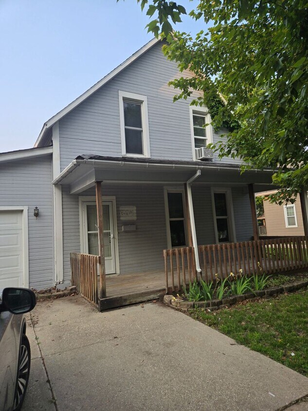 Foto principal - Characteristic 3-Bedroom Home with Dual Ga...
