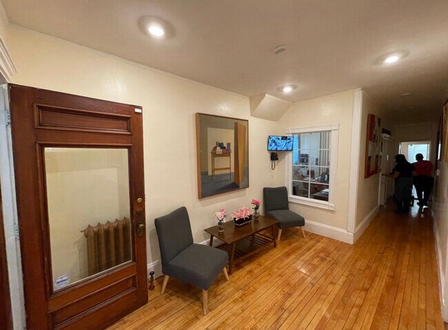 Building Photo - 117 Howland St