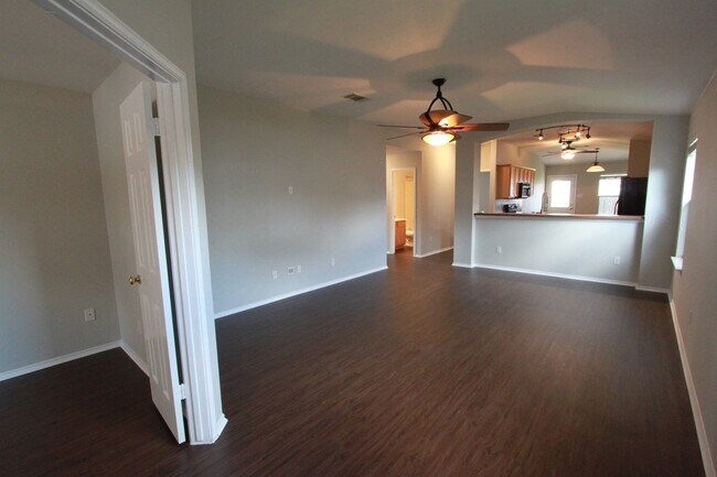 Foto del edificio - Hutto 3BR Gem ~ Open Layout, Large Yard & Prime Location
