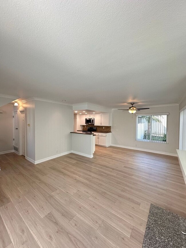Foto del edificio - 3 Bedroom Tustin Condo - Recently Renovated - 2 Car Gar - Beautiful!!!!!