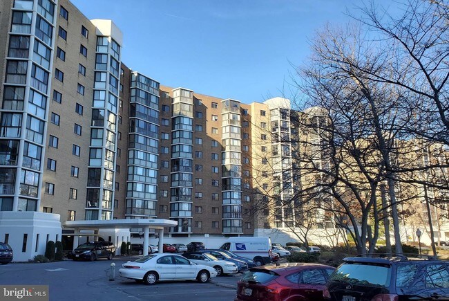 Foto del edificio - 15101 Interlachen Dr