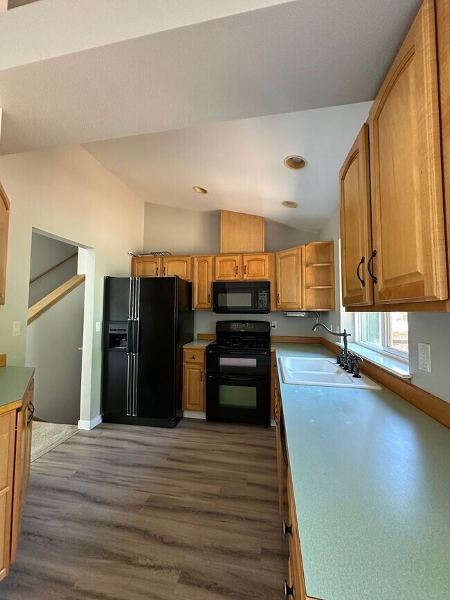 Foto del edificio - Beautiful Bonney Lake Inlet Isle Tri-Level 3 bed 2.5 bath Home!