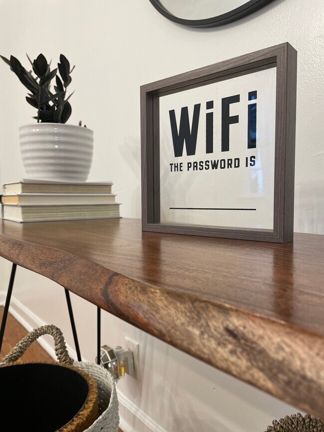 Conexión Wi-Fi de alta velocidad y Smart TV para que puedas ver tus canales de streaming favoritos. - 1007 E Unaka Ave