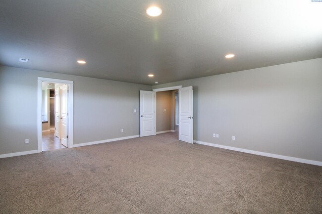 Foto del edificio - 4 Bed 2.5 Bath Large West Richland Home