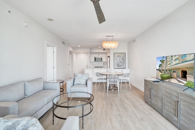 Building Photo - 700 E Boynton Beach Blvd