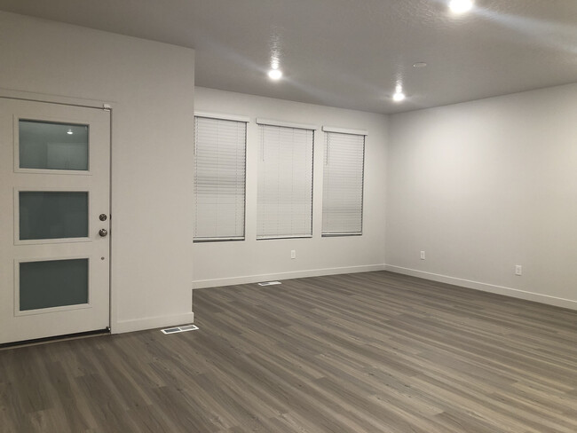 Living Room - 2134 N Chianti St