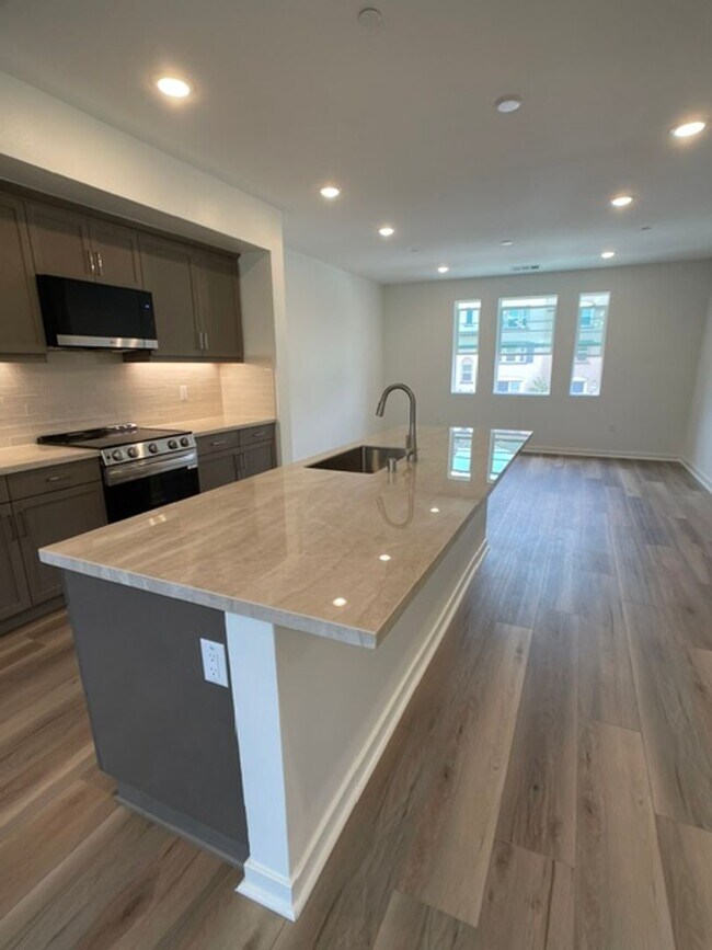 Foto del edificio - Camarillo 3 Bed 4 Bathroom Never Lived In Condo