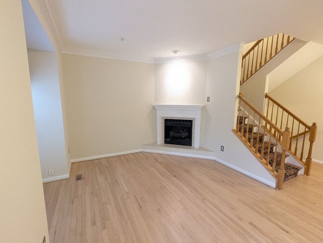 Foto del edificio - Townhome in *OAKDALE school district* ready for you now!