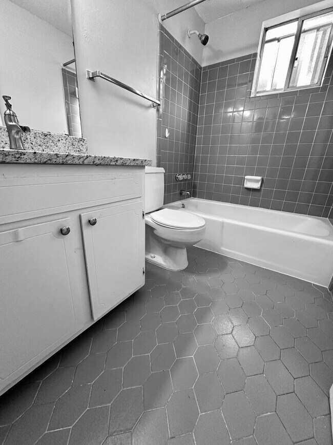 Building Photo - 3340 Pinewood Ave