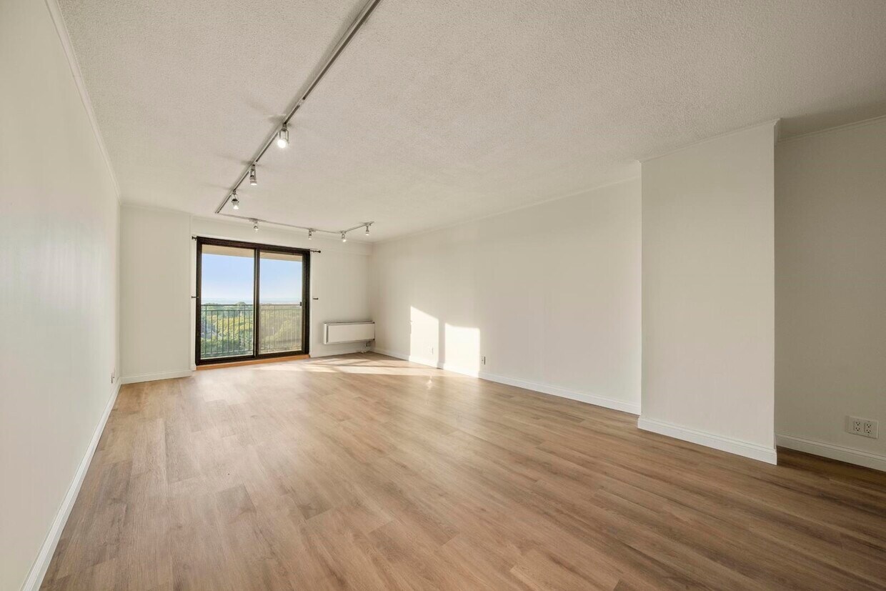 Foto principal - 7855 JFK Blvd E