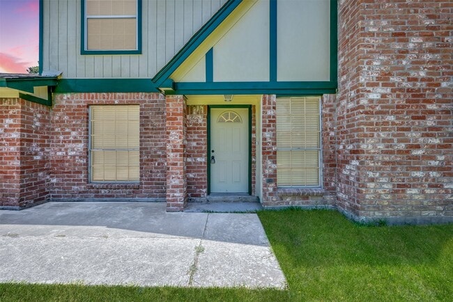 Building Photo - 23814 English Oak Dr