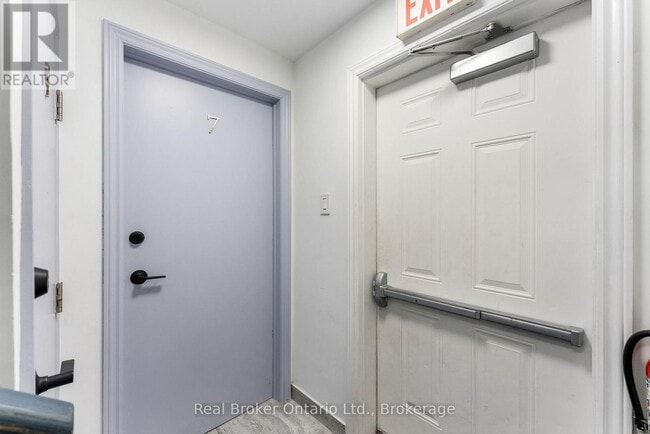 Building Photo - 985 Kingsway Dr