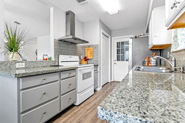 Building Photo - 2714 Skelton Dr