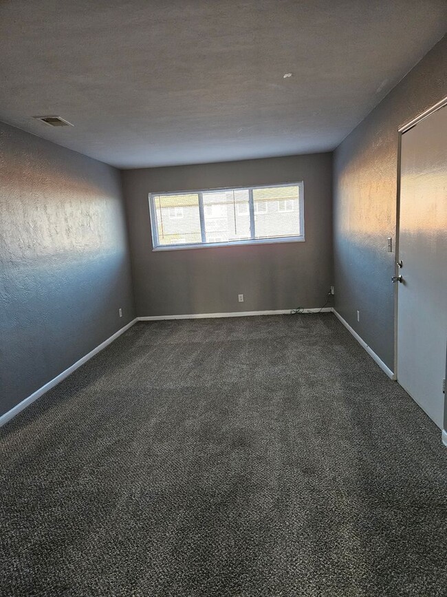 Building Photo - Beautiful top floor 2 bedroom apartment.