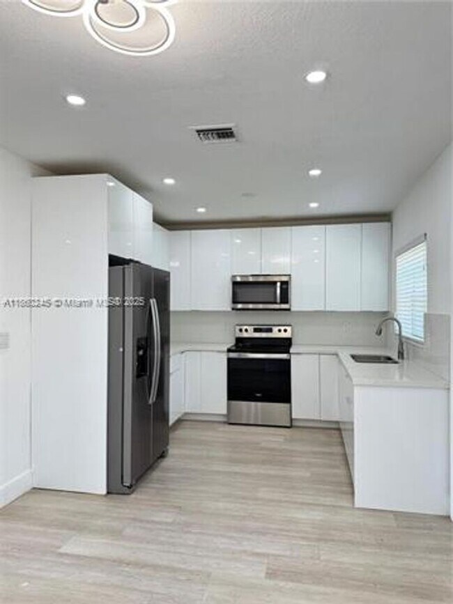 Foto del edificio - 693 NE 80th St