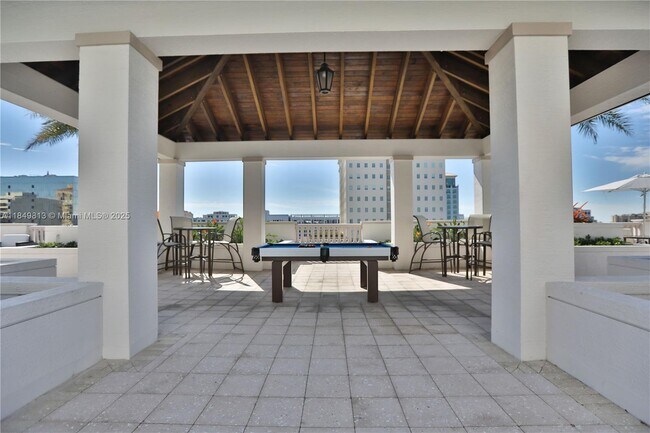 Foto del edificio - 2000 Salzedo St