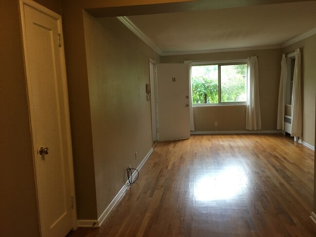 hardwood floors throughout - 2515 SE 51st Ave