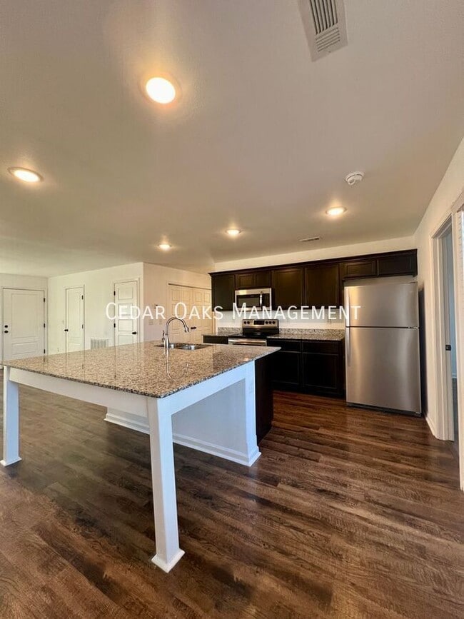 Building Photo - 806 Granite Cir SW