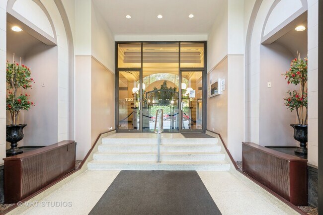 Foto del edificio - 5300 S Shore Dr
