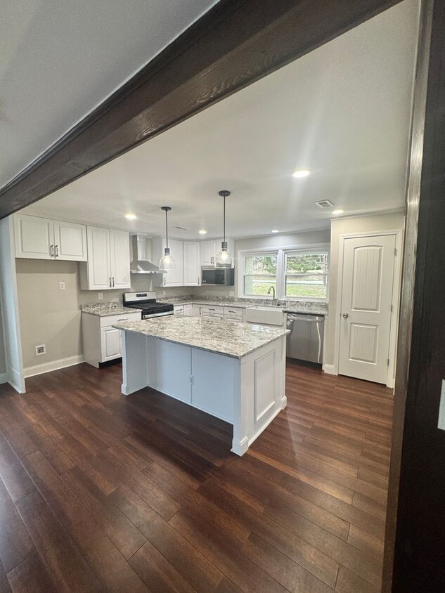 4 bedroom 2.5 bath with large yard and in ground pool - 4 bedroom 2.5 bath with large yard and in ground pool