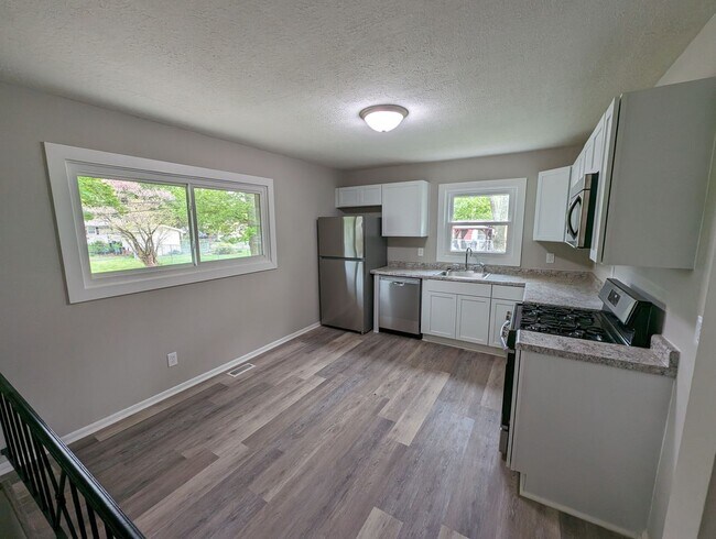 Building Photo - Lovely Renovated 3 Bedroom / 1 Bath in Por...