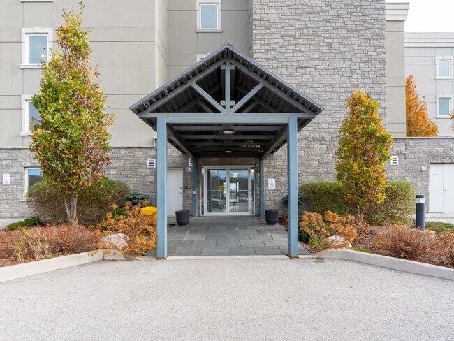 Photo du bâtiment - Baypoint Villas Apartments