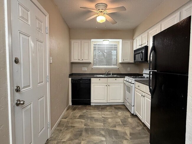 Foto del edificio - 3 Bed, 2 Bath in Southwood Valley for August Move In!