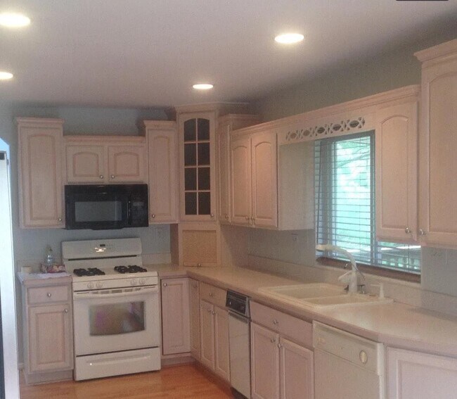 Building Photo - 2975 Moraine Dr
