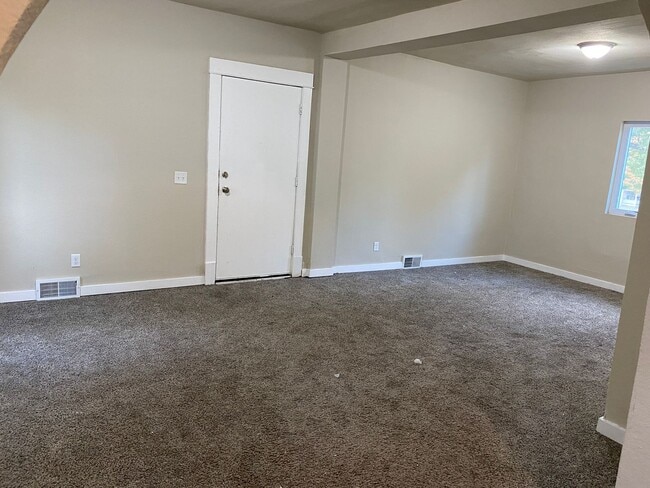 Building Photo - 4 Bedroom 2 Bathroom Home Near Drake Unive...