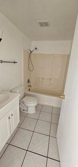 Foto del edificio - 165 W 250 N