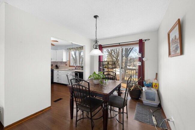 Building Photo - 808 Prairie Ave