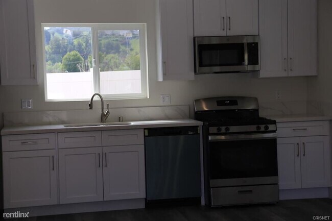 Building Photo - 2 br, 1.5 bath Townhome - 24264 Highlander...