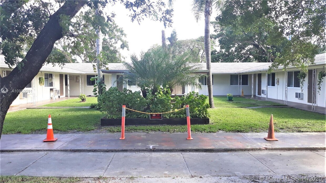 Primary Photo - 2320 N 19th Ave