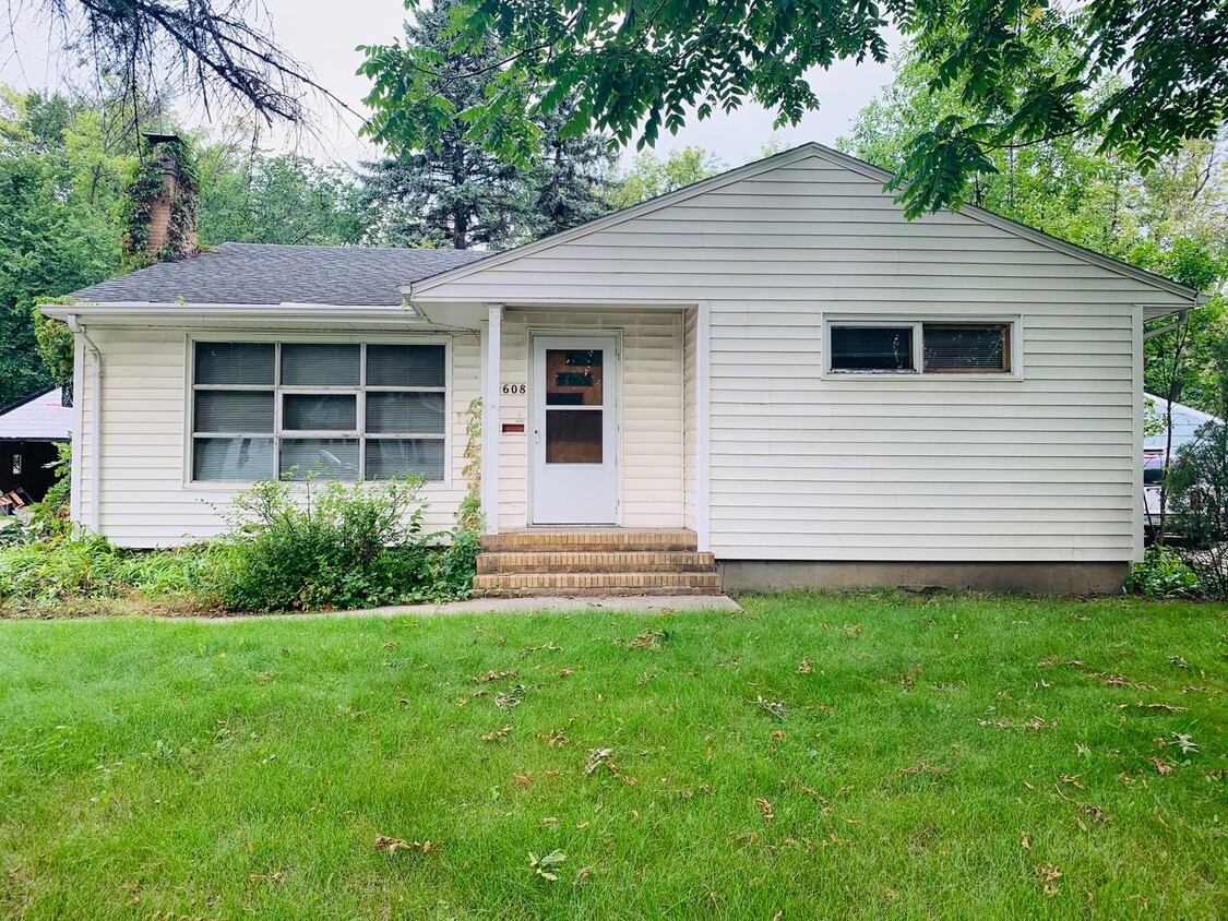 Primary Photo - Large 4 Bedroom Home - One Block From UND!...