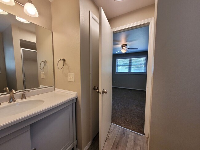 Building Photo - Recently updated, great single level floor...