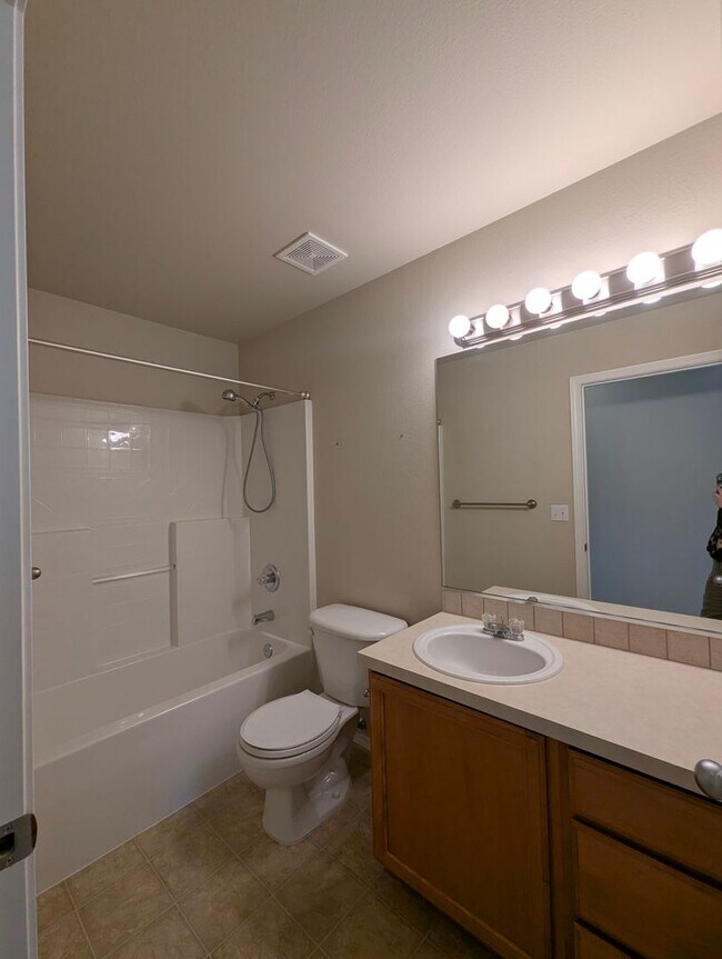 Foto del edificio - Three Bedroom, 2 Bath Home with New Carpet...