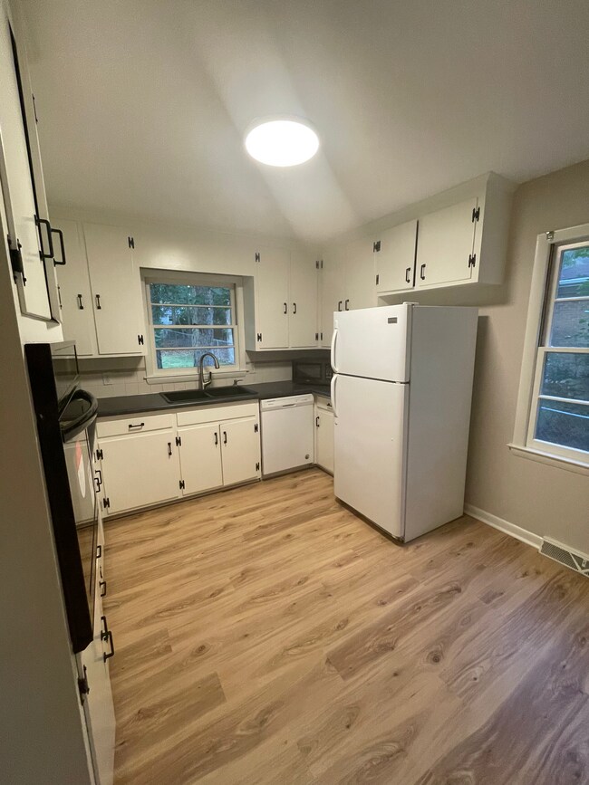 Cocina reformada con encimera, fregadero, horno y placa de cocina nuevos. - 2112 Kilburn Rd