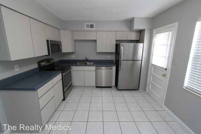 Building Photo - 2 br, 1 bath House - 825 N Primrose Dr #105