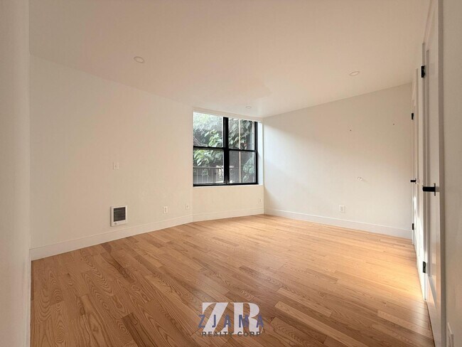 Foto del edificio - 90 E 18th St
