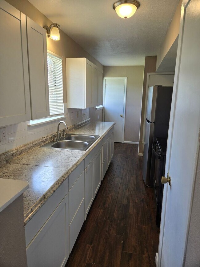 Building Photo - 612 Sunset Ln